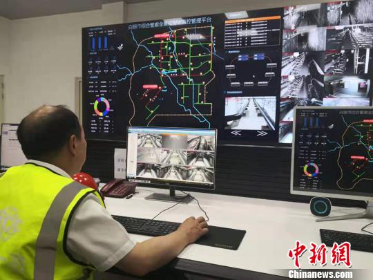圖為白銀綜合地下管廊總控室工作人員正在進(jìn)行氧氣、濕度、溫度等監(jiān)測(cè)。 高康迪 攝 圖為白銀綜合地下管廊總控室工作人員正在進(jìn)行氧氣、濕度、溫度等監(jiān)測(cè)。 高康迪 攝